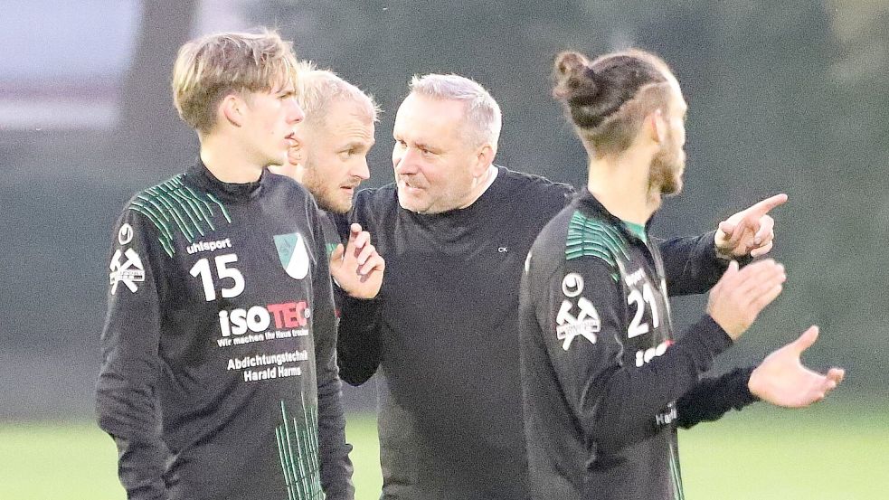 SVW-Trainer Jerzy Klukowski (Zweiter von rechts) sucht das Gespräch mit seinen Spielern Malte Folkers (von links), Bent Bogena und Mirko Fröhlich. Foto: Wilfried Gronewold