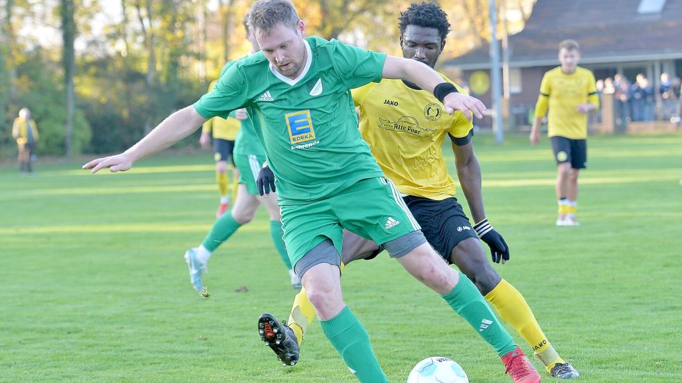 Der Wallinghausener Neuzugang Kevin Genske (links) ist mit bisher elf Treffern der beste SVW-Torschütze. Foto: Bernd Wolfenberg