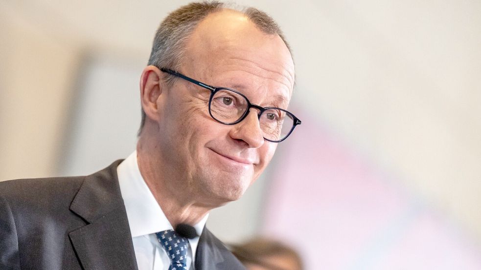 Friedrich Merz gibt nach der Fraktionssitzung im Bundestag ein Statement. Die Einigung mit den Grünen wird teuer, aber sie steht. Foto: dpa/Michael Kappeler
