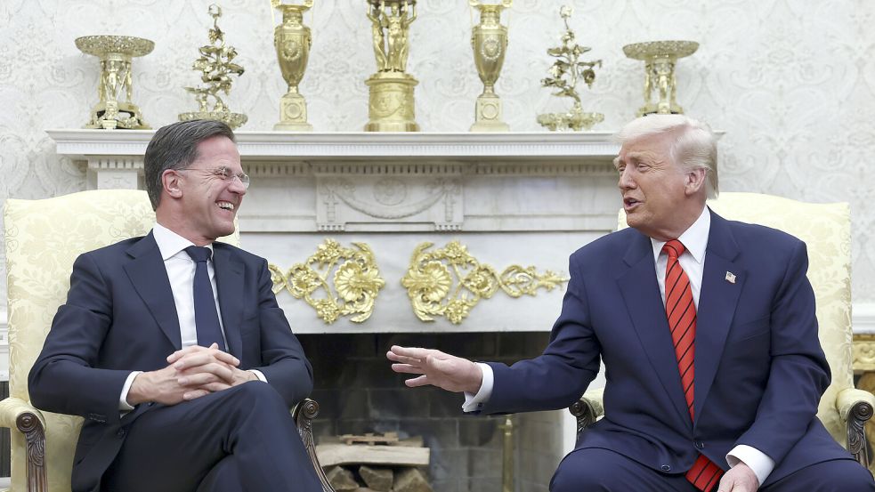US-Präsident Donald Trump (r.) spricht mit NATO-Generalsekretär Mark Rutte im Weißen Haus. Foto: DPA/Pool/AP