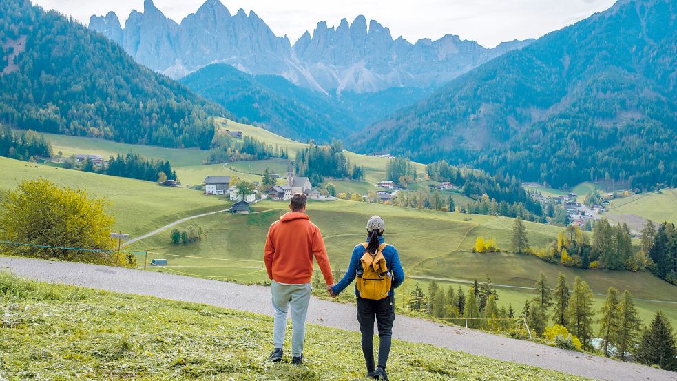 Das Bild gewordene Fernweh: Ein Paar erkundet die atemberaubende Landschaft der Dolomiten in Italien. Foto: IMAGO/Zoonar