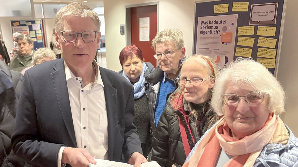 Rosemarie Legendre überreichte Bürgermeister Horst Feddermann rund 40 Unterschriften für den Erhalt des Anrufbusses. Foto: Aiko Recke