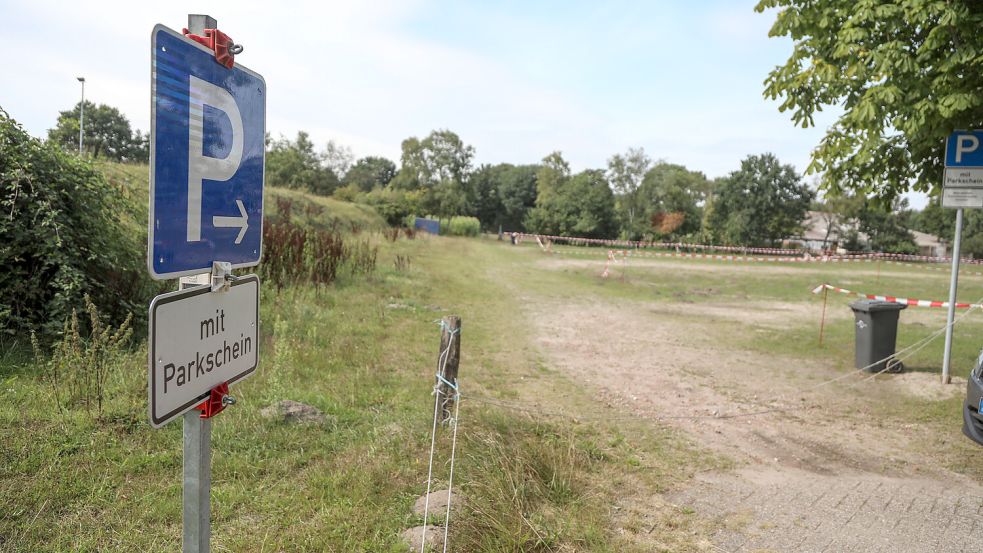 Bislang dient die Fläche für den Wohnmobilhafen im Sommer als Erweiterung des Parkplatzes am Kiessee. Foto: Romuald Banik