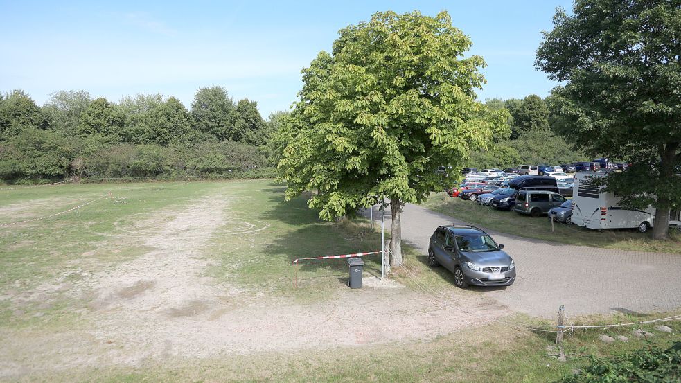 Die Fläche für den Wohnmobilhafen liegt direkt hinter dem Besucherparkplatz des Kiessees. Foto: Romuald Banik