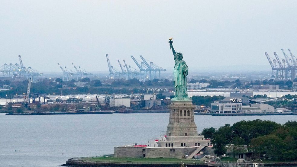 Das berühmte New Yorker Wahrzeichen ist ein Geschenk Frankreichs an die USA. (Archivbild) Foto: Susan Walsh/AP/dpa