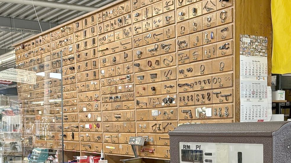 Der Schraubenschrank aus dem Jahr 1935 von Eisenwaren Popken in Norden wurde nach der Schließung des Geschäfts an das Dörpmuseum übergeben. Foto: Rebecca Kresse