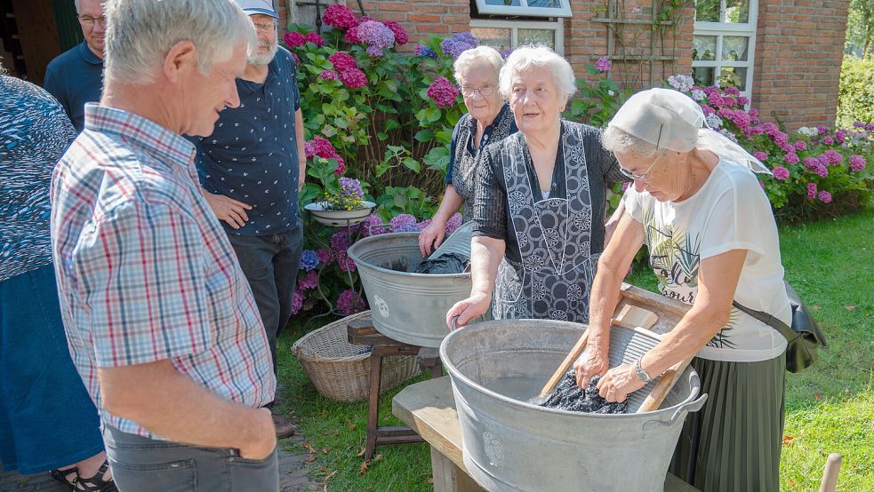 Beim Historischen Waschtag kommen alljährlich Zuber und Waschbretter zum Einsatz. Foto: Folkert Bents