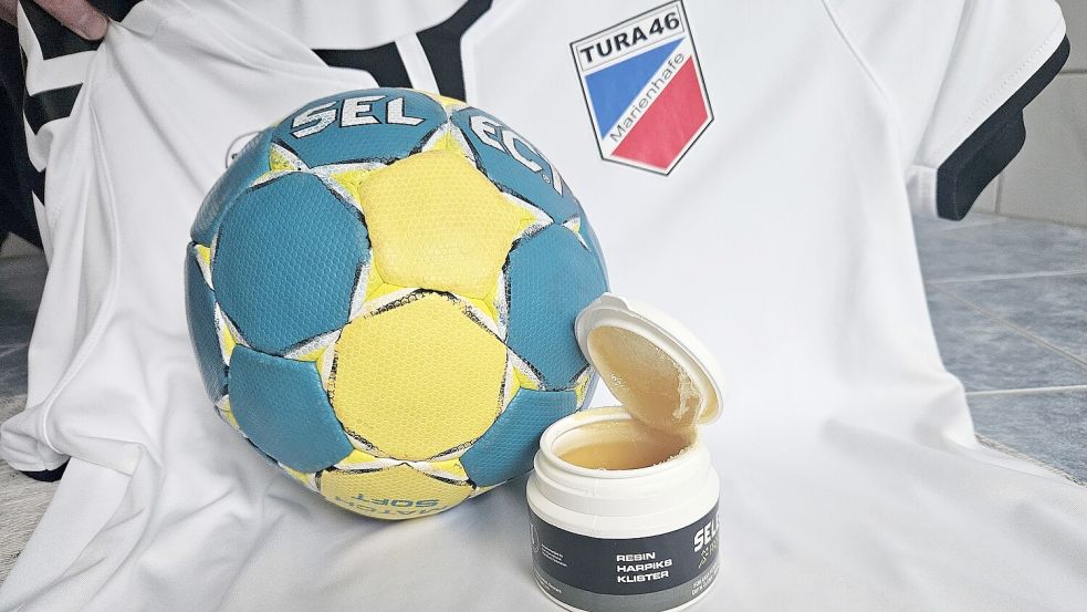 So funktioniert „Picke“: Das harzhaltige Haftmittel wirkt wie ein Kleber für den Ball. Handballer können damit den Ball besser fangen und besser in der Hand halten. Foto: Sarah Dirks