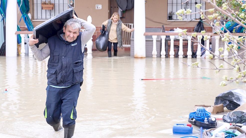 Einige Menschen fühlen sich an die schweren Überschwemmungen vom Oktober 2024 erinnert. Foto: Madero Cubero/EUROPA PRESS/dpa