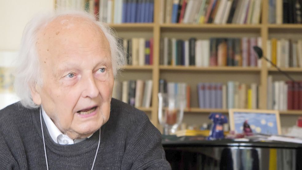 Er setzt sich für den Erhalt seiner Bibliothek in Osnabrück ein: Der Germanist Klaus Garber. Foto: Thomas Osterfeld