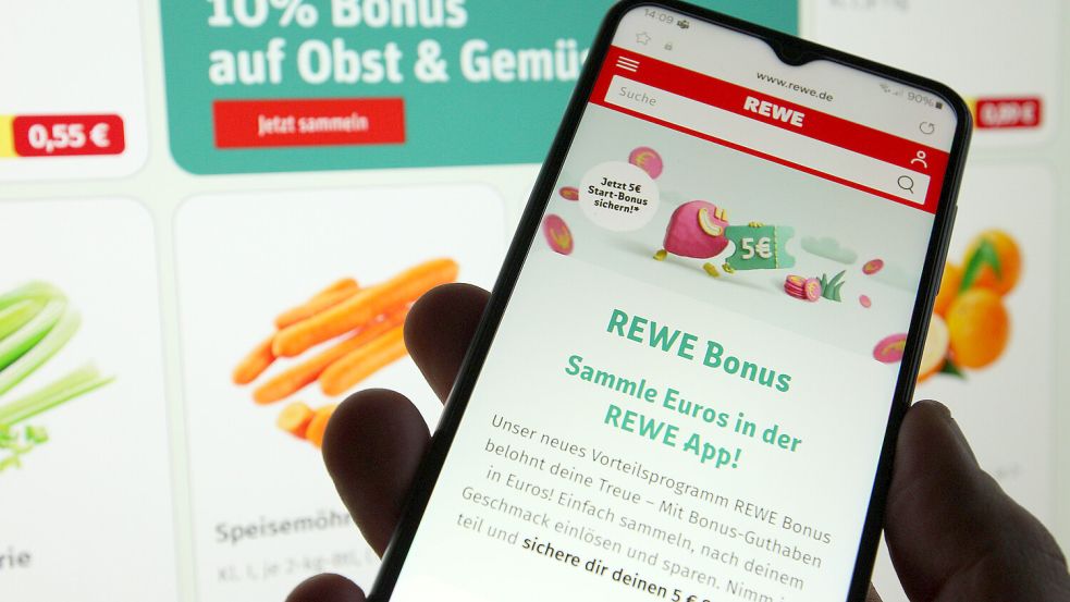Die Rewe-Bonus-App gibt es seit Anfang des Jahres – und schon jetzt gibt es Kriminelle, die sie für betrügerische Zwecke ausnutzen. Foto: IMAGO/Hanno Bode