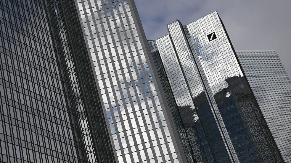Die Deutsche Bank schließt wie angekündigt Filialen und streicht 2000 Jobs (Archivbild) Foto: Arne Dedert/dpa