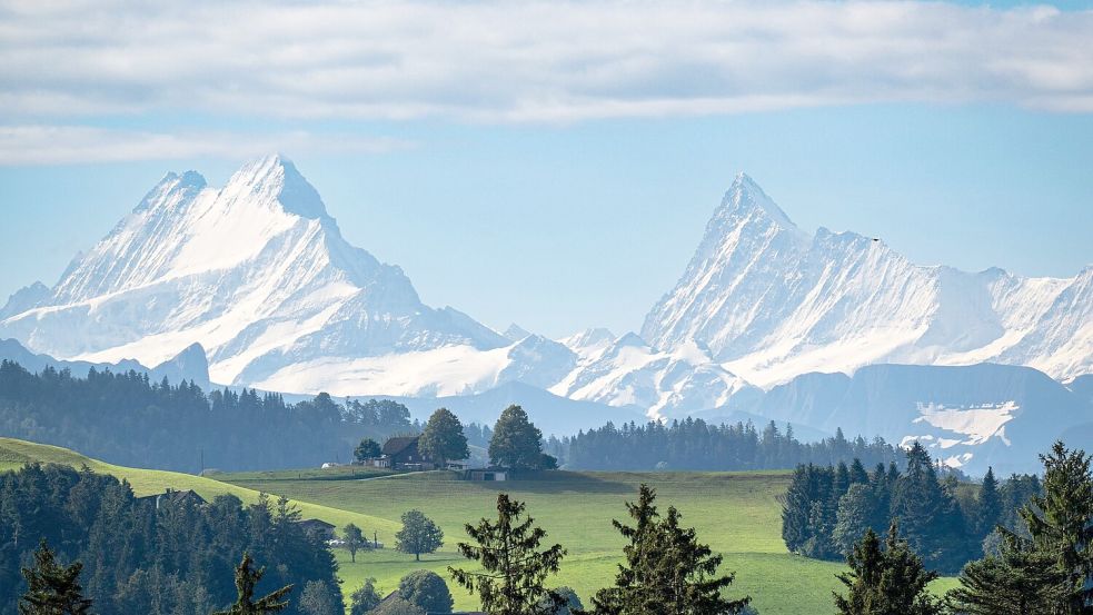 Es fällt wegen des Klimawandels weniger Schnee in den Bergen und das, was fällt, schmilzt schneller (Archivbild) Foto: Marcel Bieri/KEYSTONE/dpa