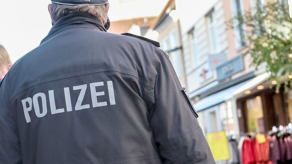 Ein Polizist steht in der Auricher Innenstadt. Die Gewalt gegen Einsatzkräfte hat im Bereich der Polizeiinspektion Aurich-Wittmund deutlich zugenommen. Foto: Romuald Banik