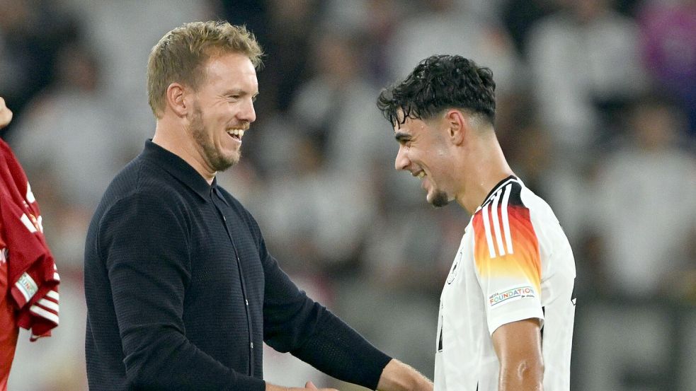 Julian Nagelsmann (l) und Aleksandar Pavlovic - der junge Münchner debütierte unter dem Bundestrainer in der Nationalmannschaft. Foto: Federico Gambarini/dpa