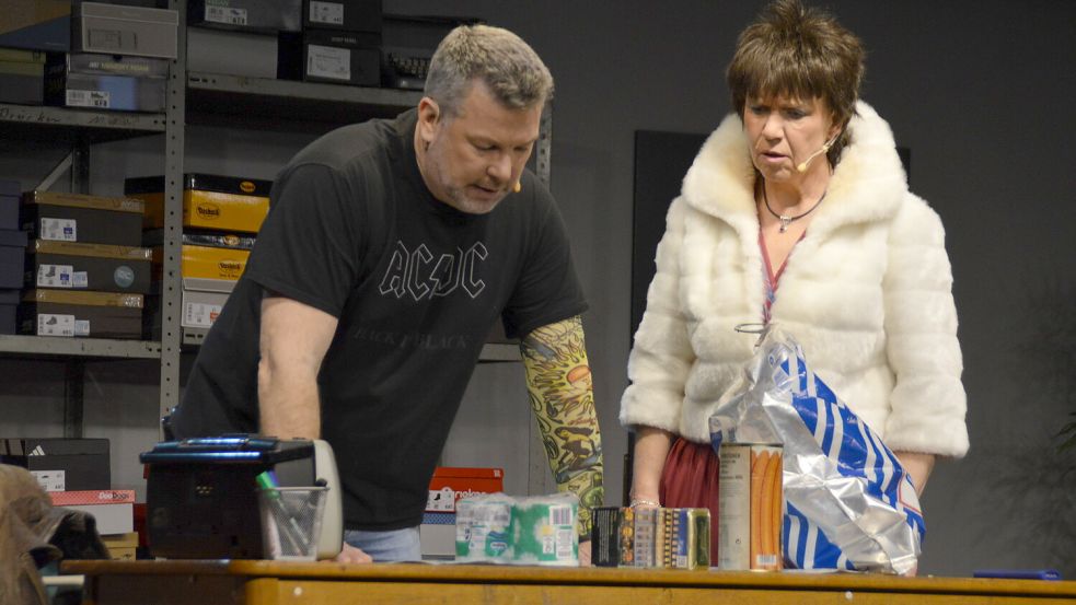 Klopapier und Würstchen statt Bargeld: Michael Niendieker und Elke Gronewold als ratloses Gaunerduo Manni und Chantal. Foto: Gerd-D. Gauger