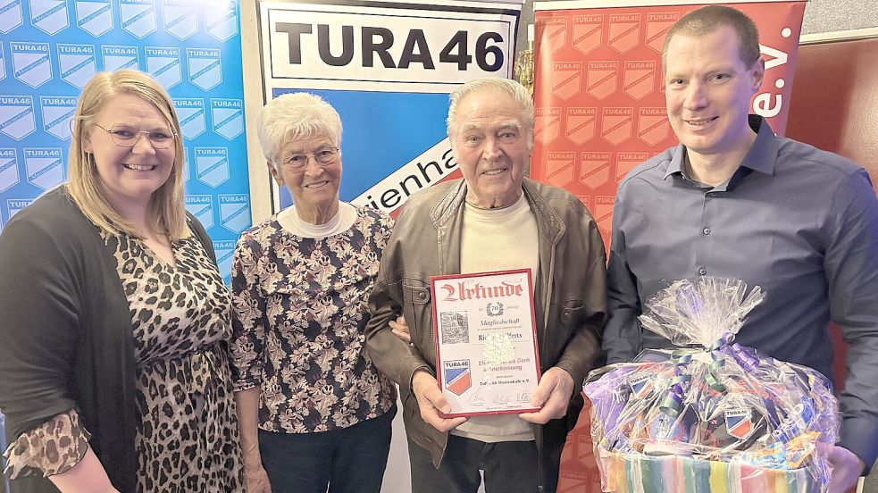 Für 70 Jahre Mitgliedschaft wurde Richard Ulferts ausgezeichnet. Mit ihm freuen sich 2. Vorsitzende Ann-Christin Lücken, seine Ehefrau Annemarie Ulferts und TuRa-Vorsitzender Peter Adena (rechts). Foto: privat