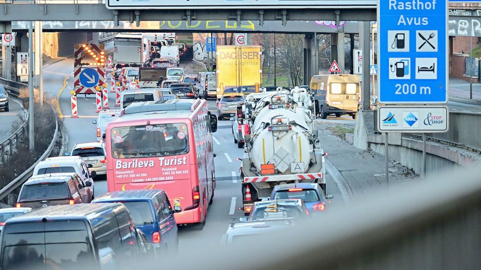 Die Vollsperrung der Ringbahnbrücke sorgt für lange Staus im Westen Berlins. Foto: Sebastian Gollnow/dpa