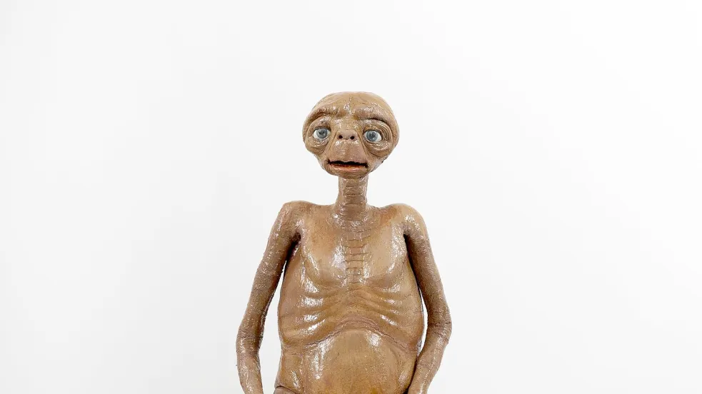 Der Außerirdische „E.T.“ kommt in New York unter den Hammer. Foto: Sothebys/PA Media/dpa