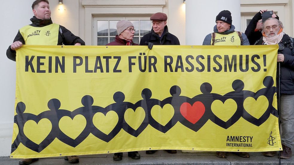 Vereine und Verbände, die sich für die Interessen von Menschen einsetzen, die von Rassismus betroffen sind, beklagen, dass ihre Perspektive da, wo Entscheidungen getroffen werden, häufig fehle. (Archivbild) Foto: Bernd Wüstneck/dpa