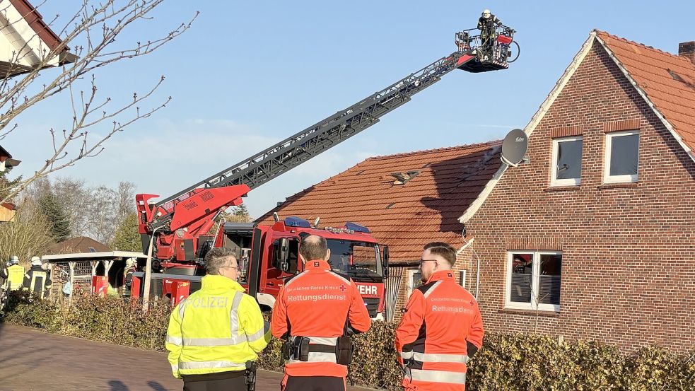 Der Dachstuhl eines Wohnhauses an der Kirchstraße in Ostrhauderfehn geriet in Brand. Fotos: Zein