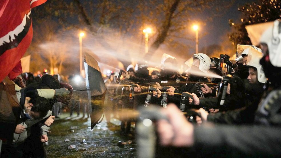 In Istanbul wird trotz Verbots demonstriert. Foto: Khalil Hamra/AP/dpa