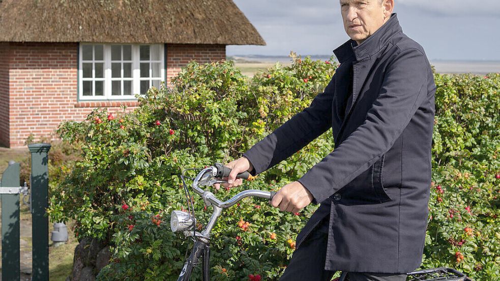 Nord Nord Mord: In der Folge „Sievers und der tiefe Schlaf“ ermittelt Insel-Kommissar (Peter Heinrich Brix) unter Hypnose. Foto: ZDF/Georges Pauly