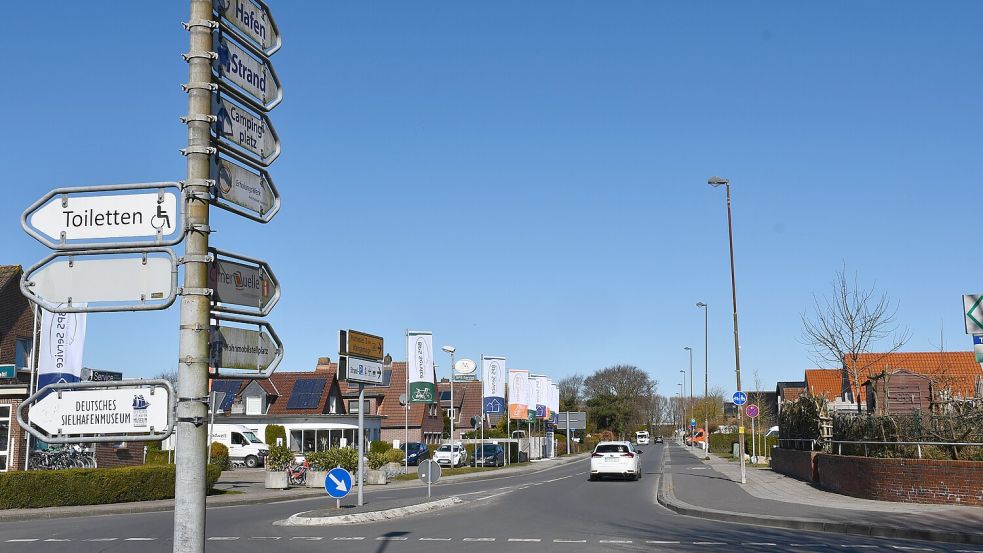 Der eigentliche Gewinner des Umbaus soll dieser Bereich der Gerhard-Tjarks-Straße in der Ortsmitte Carolinensiels sein, auf der es dann deutlich ruhiger zugehen wird als bisher. Foto: Ullrich