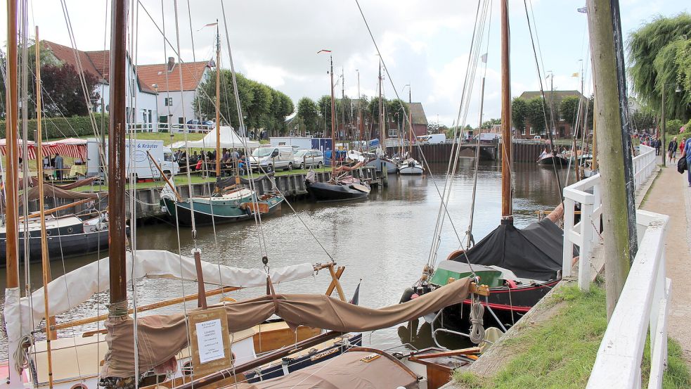Der Museumshafen ist das Herzstück Carolinensiels. Der direkte Hafenbereich ist autofrei, doch im weiteren Umkreis auf der Bahnhofstraße ist immer ordentlich Autoverkehr. Das soll sich langfristig ändern. Foto: Archiv