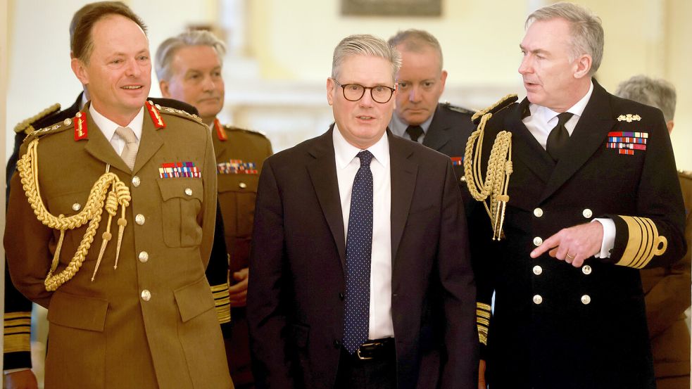 Premierminister Keir Starmer (m.), General Sir Roly Walker (l.) und der Chef des Verteidigungsstabs Admiral Sir Tony Radakin nehmen bei einer Bestandsaufnahme der Streitkräftechefs in London. Foto: DPA/Ian Vogler