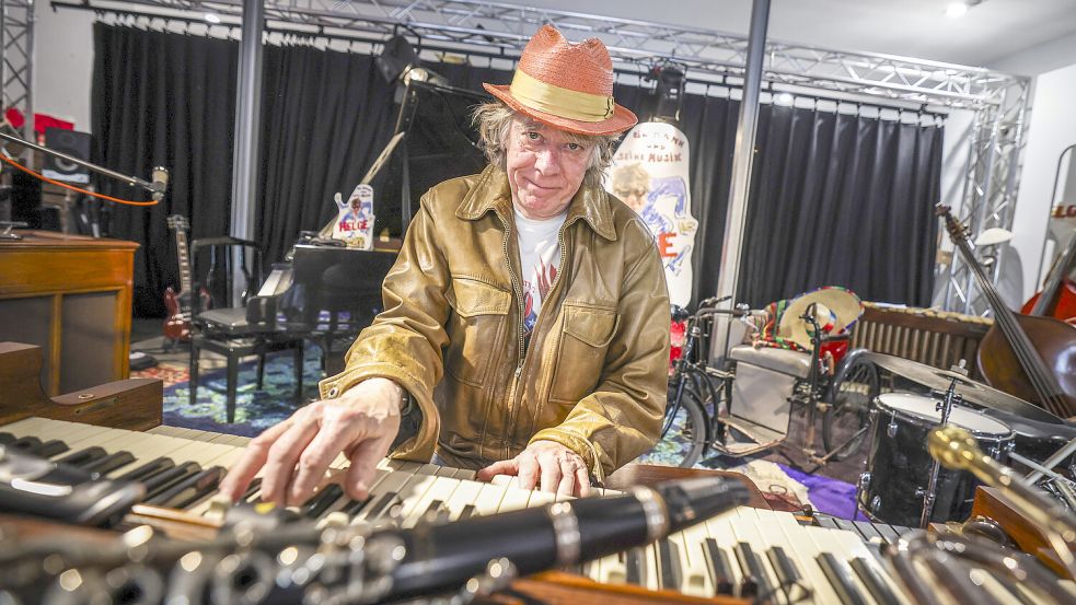 Der Musiker und Komiker Helge Schneider spielt an einer Hammond-Orgel in seinem Studio. Foto: DPA