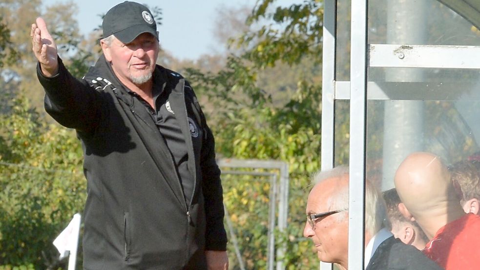 Der Wiesmoorer Coach Jürgen Zimmermann kämpft mit seinen Germanen gegen den Abstieg. Er ist als Trainer kein Bankdrücker, sondern einer, der seine Mannschaft von der Seitenlinie aus dirigiert. Foto: Bernd Wolfenberg