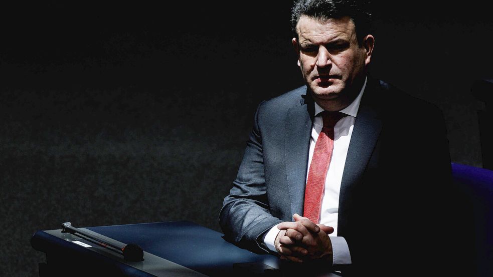 Mit 52 Jahren zu jung zum Rasenmähen: Arbeitsminister Hubertus Heil vergangenen Dienstag bei der Sondersitzung des Bundestages. Foto: IMAGO/