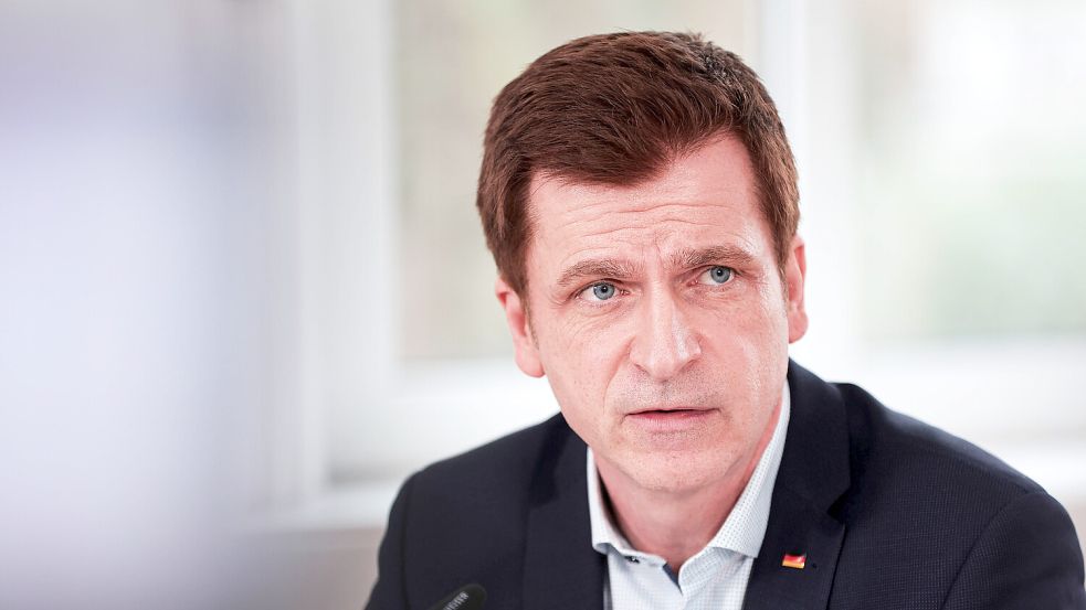 André Berghegger (CDU) ist seit einem Jahr Chef des Deutschen Städte- und Gemeindebundes (DStGB). Im Interview erklärt er, was mit Merz‘ Schuldenpaketen auf keinen Fall passieren darf und warum die Begrenzung der Migration so entscheidend ist. Foto: IMAGO/Marten Ronneburg