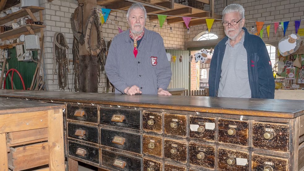 Otto Klatt (links) und Hans Kleinpoppen inmitten des Inventars der Firma Popken aus Norden, das im Winter abgeholt wurde.