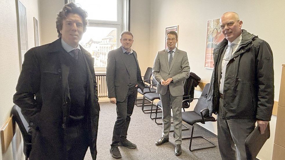 Wolfgang Völz (rechts) mit seinem Anwalt Dr. Tobias Brors (links), der Interimsgeschäftsführer der Norder Wirtschaftsbetriebe Marcus Aukskel (hinten links) mit Anwalt Dr. Cord Imelmann vor der mündlichen Verhandlung im Arbeitsgericht Emden. Foto: Rebecca Kresse