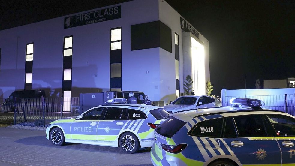 Polizeiautos vor der Eventlocation in Fürth. Foto: ---/dpa