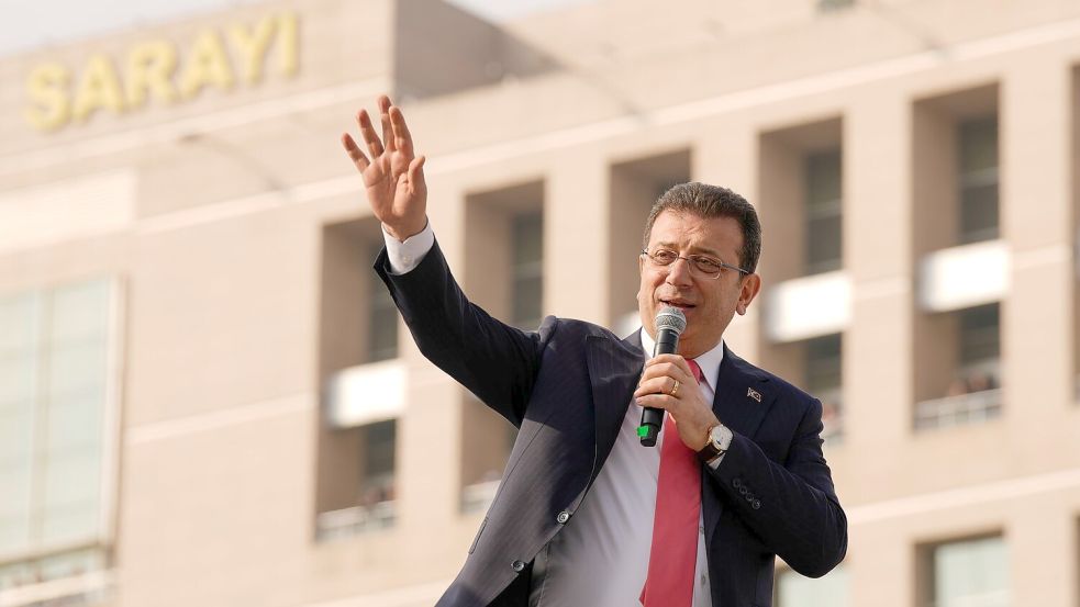 Der abgesetzte Istanbuler Bürgermeister Ekrem Imamoglu gilt als aussichtsreichster politischer Herausforderer von Präsident Recep Tayyip Erdogan. (Archivbild) Foto: Emrah Gurel/AP/dpa