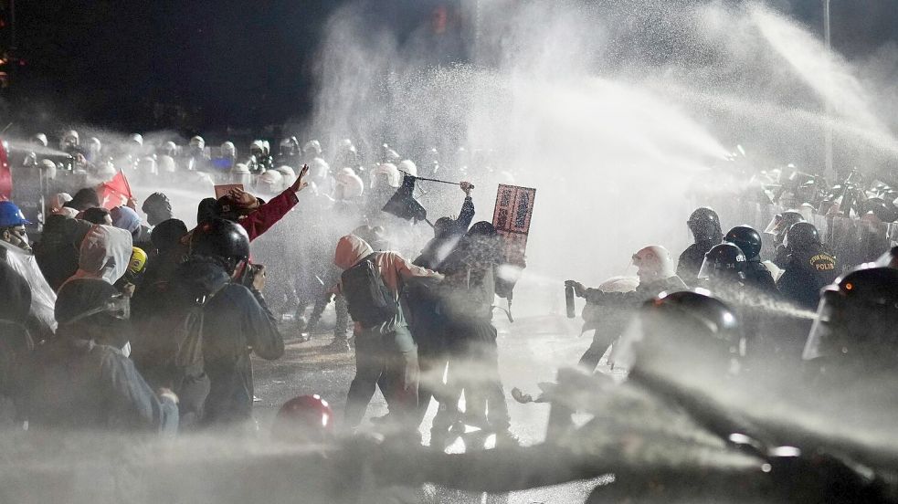 Bei den Protesten in Istanbul setzte die Polizei am Sonntagabend auch Wasserwerfer ein. Foto: Francisco Seco/AP/dpa