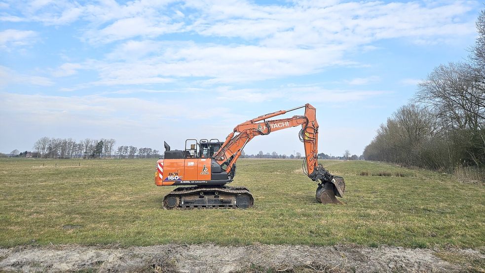 Dort, wo am Tjücher Moortun in Marienhafe die neue Sportstätte gebaut werden soll, steht ein Bagger eines der beauftragten Unternehmen. Foto: Sarah Dirks