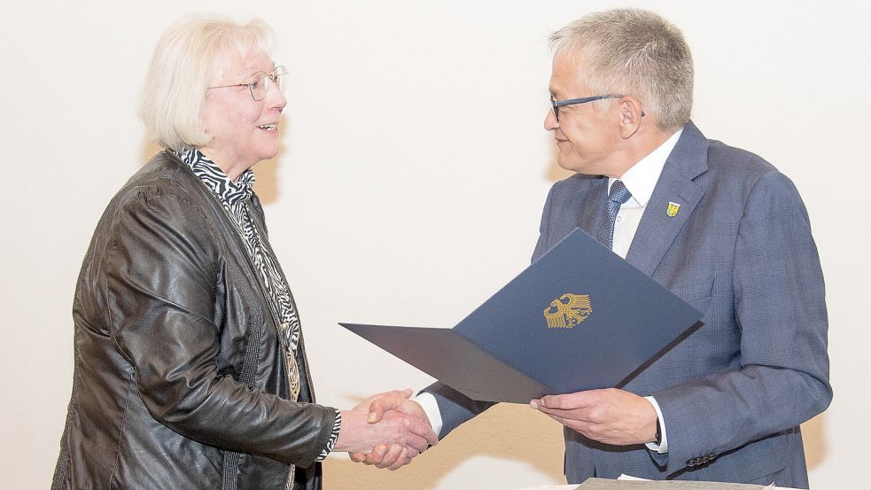 Landrat Olaf Meinen gratulierte Elisabeth Funke. Foto: Landkreis Aurich