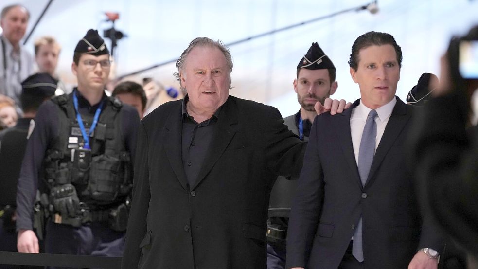 Beim Gang in den Gerichtssaal stützte Depardieu sich leicht auf seinen Anwalt. Foto: Aurelien Morissard/AP/dpa