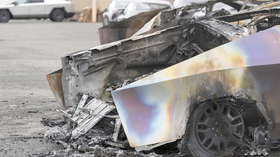 Ein ausgebrannter Tesla Cybertruck in Seattle: Vandalismus gegen Tesla-Fahrzeuge hat in den vergangenen Monaten stark zugenommen. Foto: DPA/Lindsey Wasson