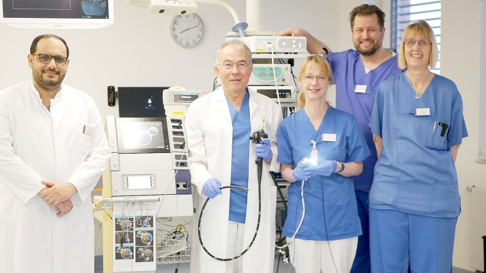 Das Team der Gastroenterologie freut sich über neue Möglichkeiten (von links): Oberarzt Mark Mekhail, Chefarzt Dr. Joachim Frank, Oberärztin Dr. Maren Kupstor-Stahl und die Leiter der Endoskopie, Christian Schmidt und Adele Dirks.Foto: Trägergesellschaft