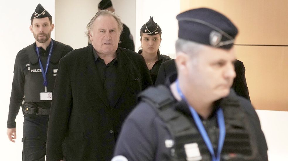 Dem Schauspieler Gérard Depardieu wird mutmaßliche sexueller Belästigung zweier Frauen an einem Filmset im Jahr 2021 vorgeworfen. Foto: Thibault Camus/AP/dpa