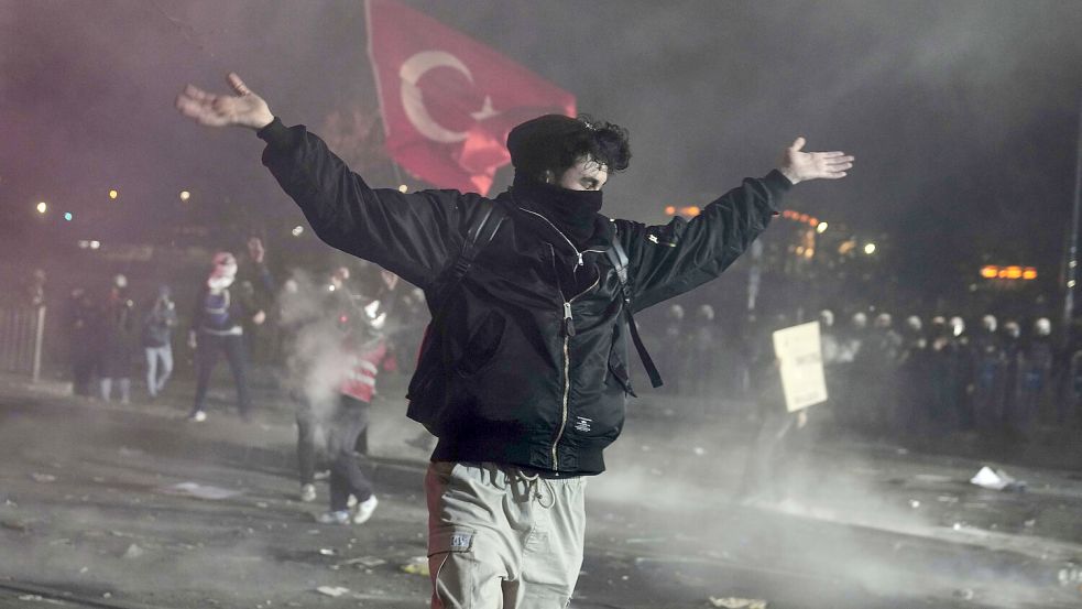 Vor den Osterferien in Deutschland ist die Stimmung in Teilen der Türkei angespannt: Die Polizei feuert während einer Demonstration Tränengas ab, nachdem der Bürgermeister von Istanbul, Ekrem Imamoglu, festgenommen und inhaftiert wurde. Foto: dpa/AP/Khalil Hamra