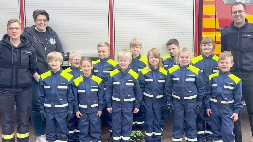 Einige „Löschdrachen“ in ihrer neuen Kleidung mit Kinderfeuerwehrwartin Sabrina Juhl (von links), deren Stellvertreterin Tabea Rühaak und Gemeindejugendfeuerwehrwart Stefan Rühaak. Foto: privat
