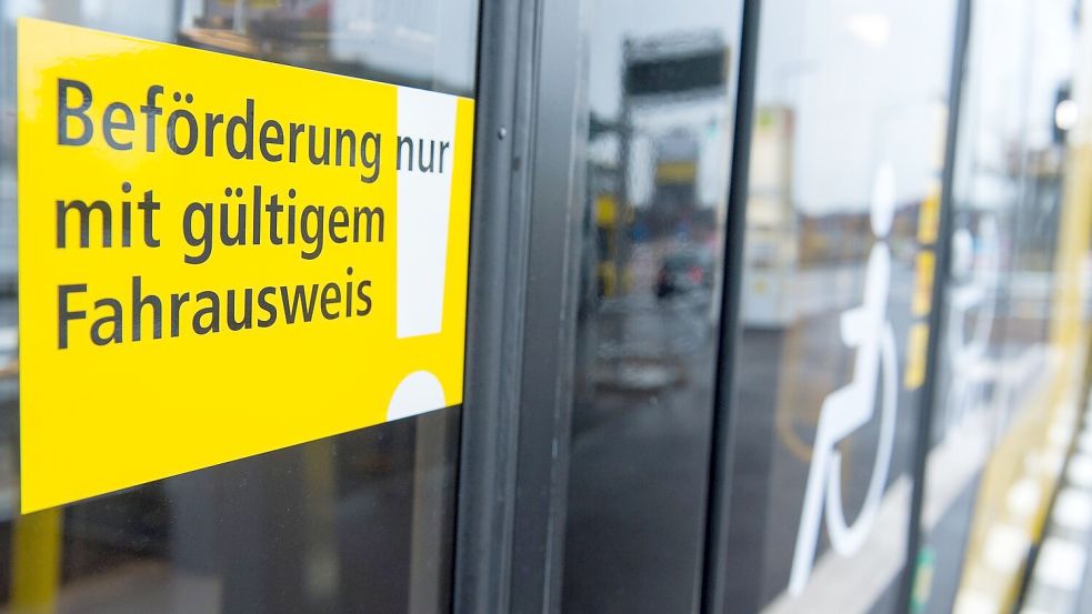 Unter „Beförderungserschleichung“ versteht man das unberechtigte Nutzen eines öffentlichen Verkehrsmittels. Es handelt sich um eine Straftat. (Symbolbild) Foto: Lukas Schulze/dpa