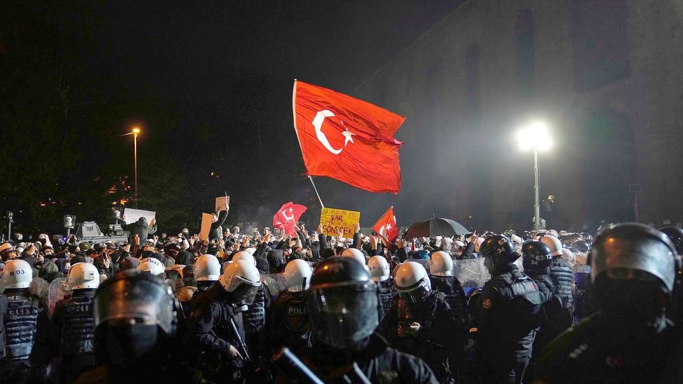 Seit knapp einer Woche gehen Menschen in der Türkei Verboten zum Trotz auf die Straße. (Archivbild) Foto: Khalil Hamra/AP/dpa