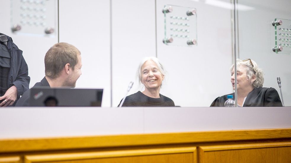 Daniela Klette und ihre Anwälte müssen während des Prozesses hinter zwei Meter hohem Sicherheitsglas sitzen. Foto: IMAGO/Noah Wedel